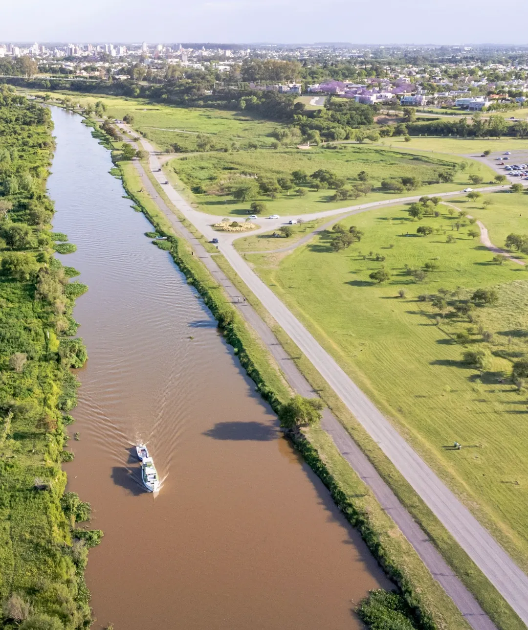 Vista aérea de la costanera de San Nicolás sobre el río