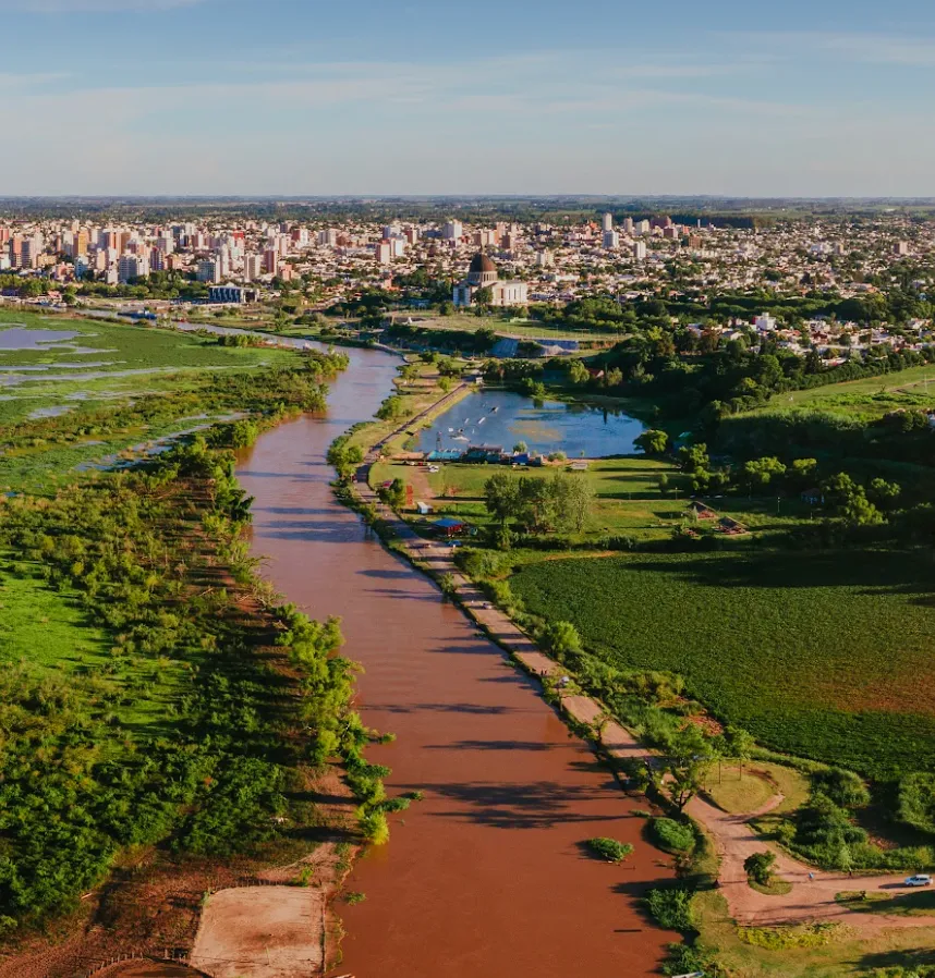 Vista aérea de San Nicolás con el río y el parque