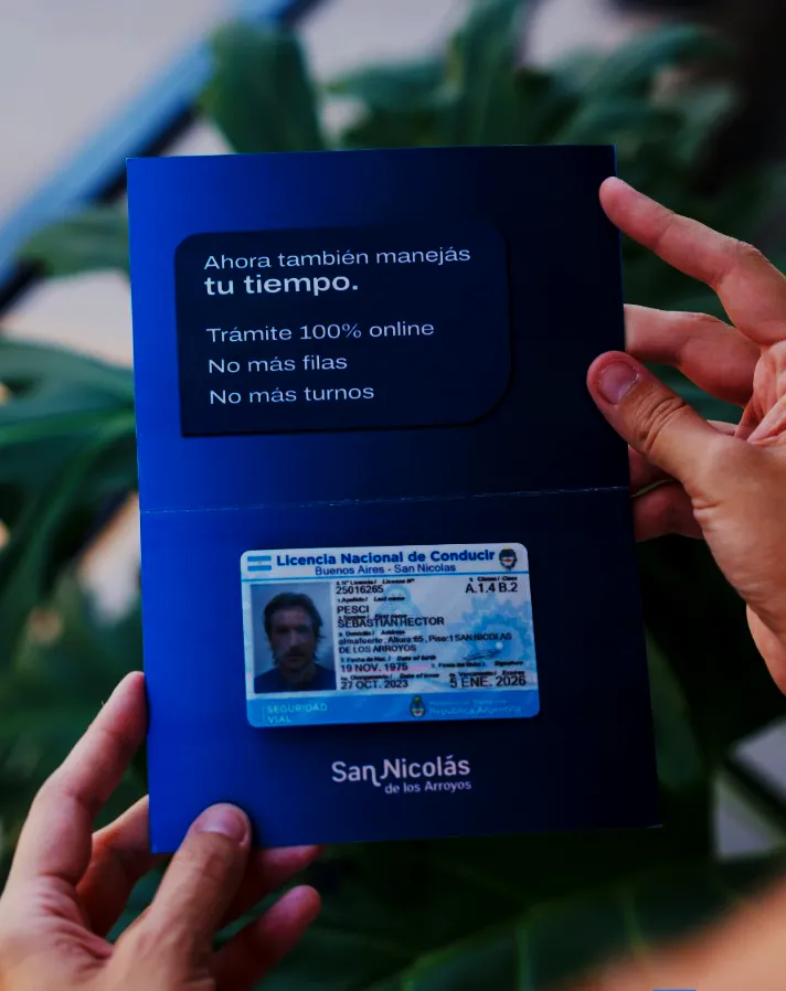 Licencia de conducir digital en el celular de un vecino